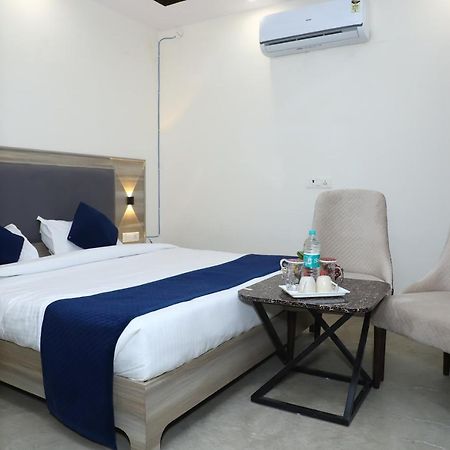 Lyf Corporate Suites - Noida Sector 19 Bagian luar foto