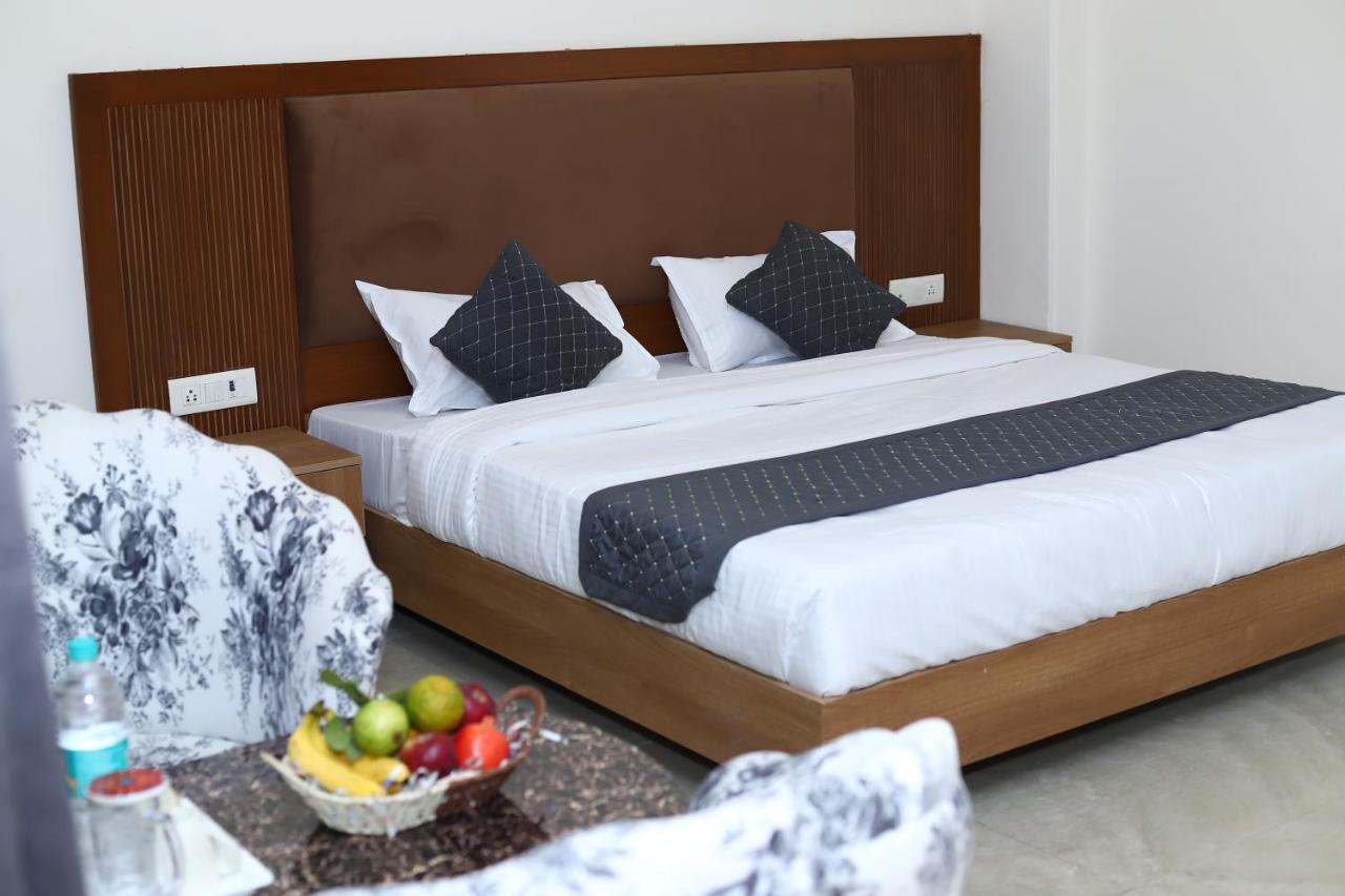 Lyf Corporate Suites - Noida Sector 19 Bagian luar foto