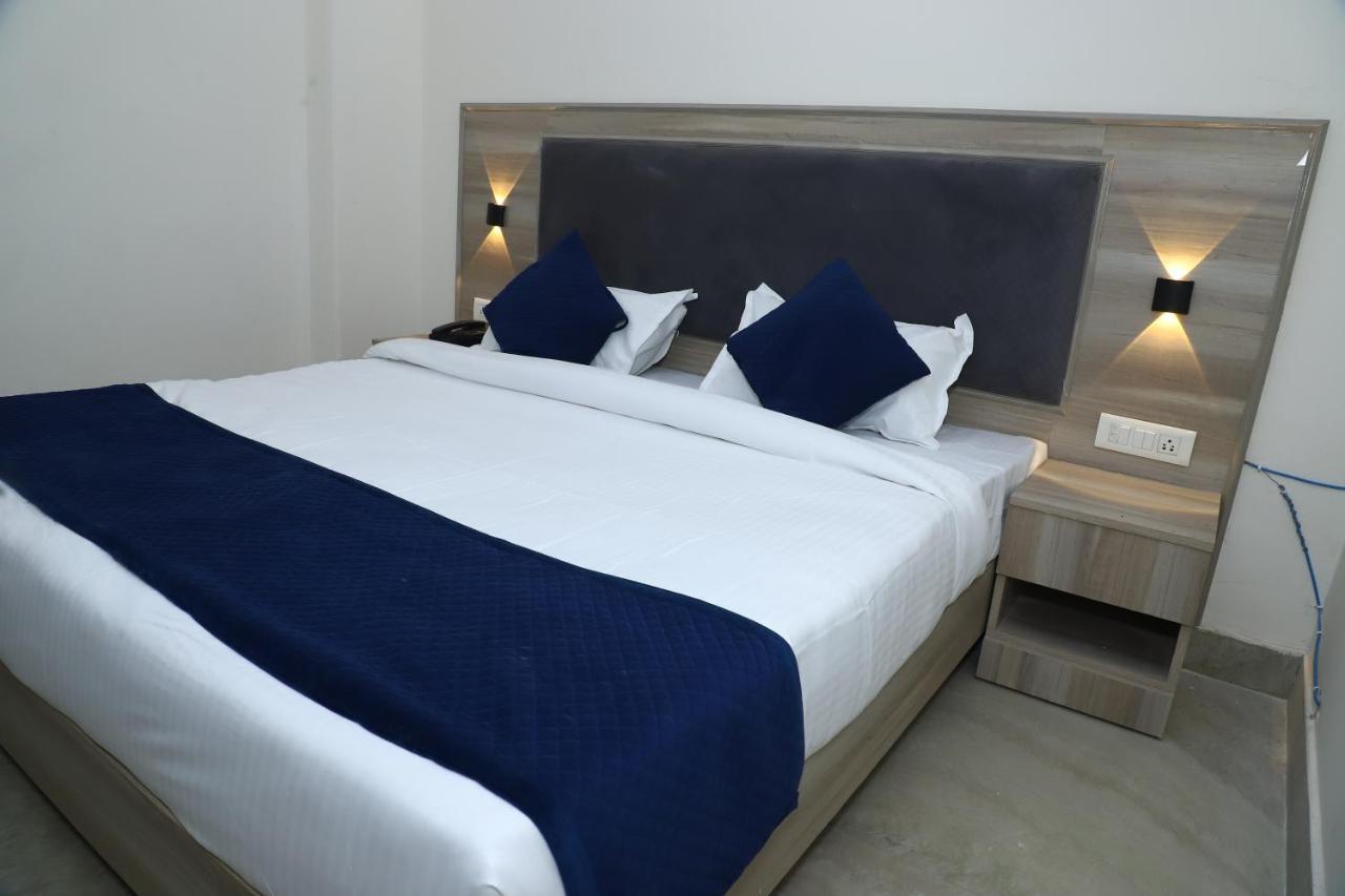 Lyf Corporate Suites - Noida Sector 19 Bagian luar foto