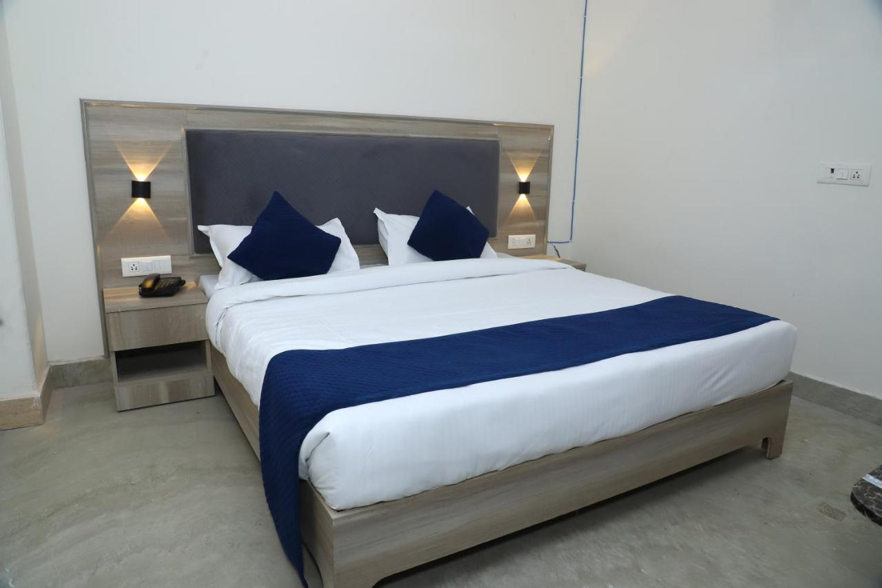 Lyf Corporate Suites - Noida Sector 19 Bagian luar foto