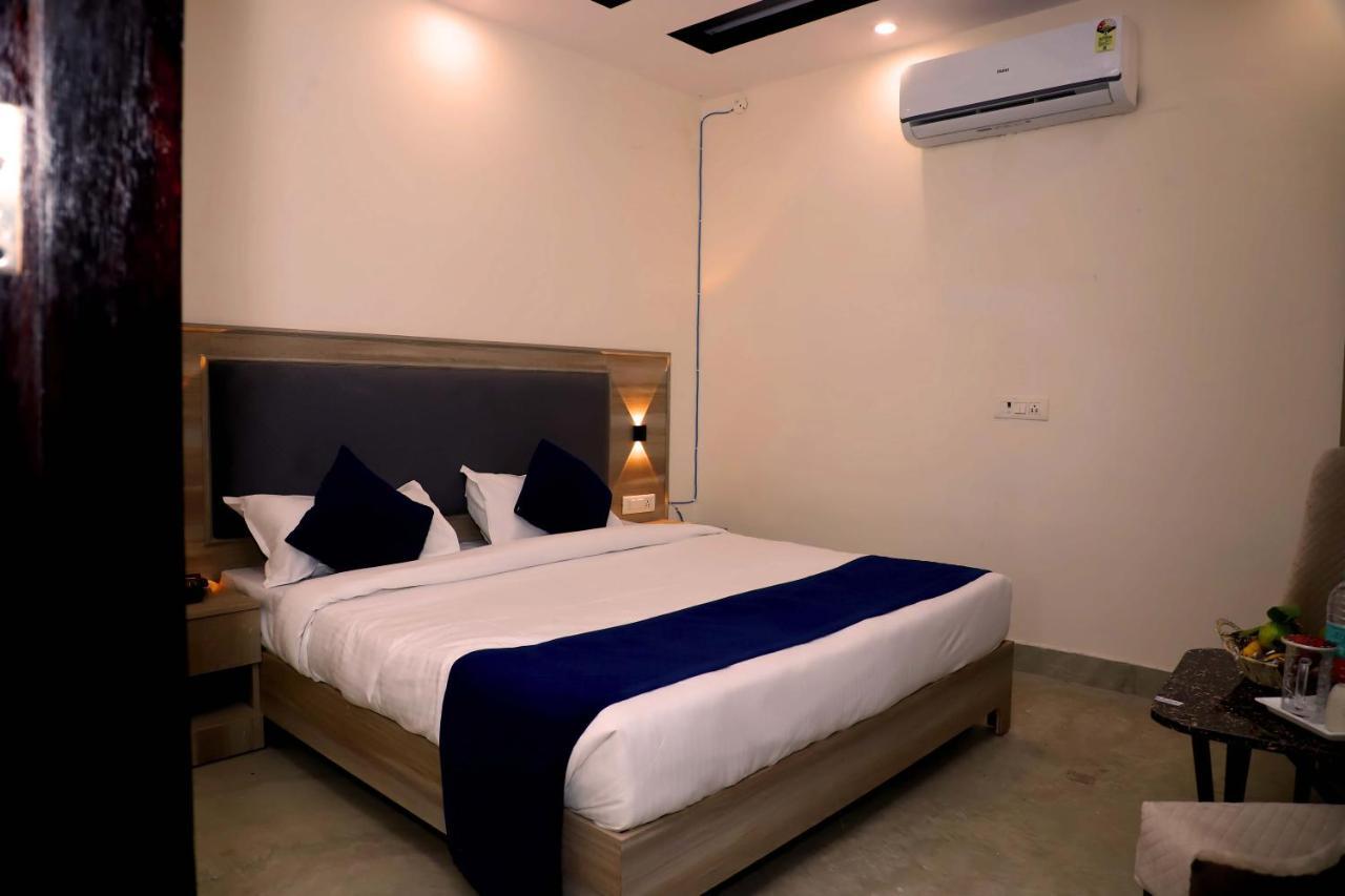 Lyf Corporate Suites - Noida Sector 19 Bagian luar foto