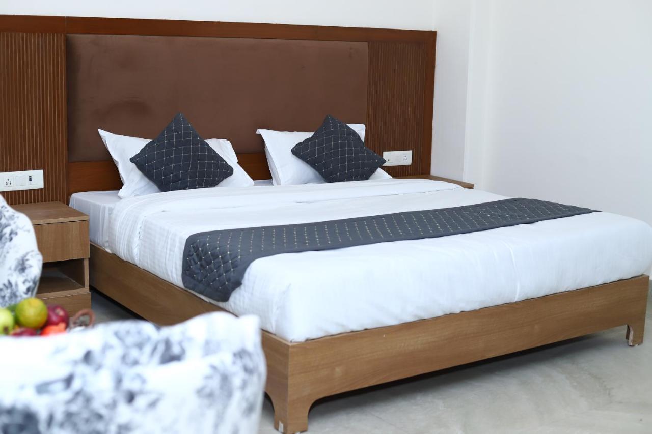 Lyf Corporate Suites - Noida Sector 19 Bagian luar foto